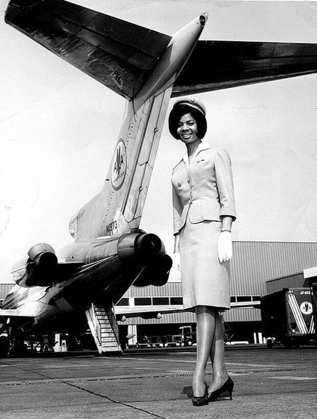 7. В 1957 году Mohawk Airlines впервые наняли афроамериканку. Это был важный шаг на пути к разрушению цветных барьеров девушки, красиво, пассажиры, полеты, самолет, стюардессы, униформа стюардесс, фото