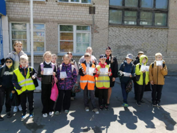 В Оренбургской области сотрудники Госавтоинспекции и отряд ЮИД призывают школьников переходить дорогу правильно