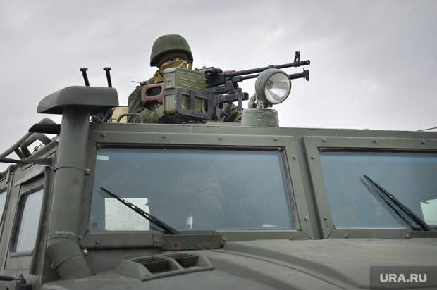 Безоружные украинские военные встретились с Российскими. Переговоры.Севастополь. Крым. Аэропорт Бельбек, целится, армия, военные, солдаты, пулемет