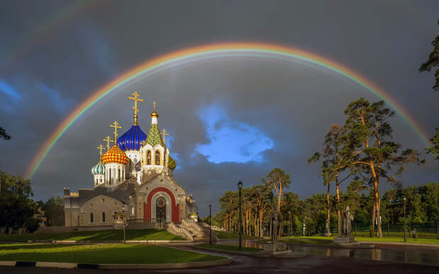 У храма несколько куполов, не менее трех, алтарей здесь тоже может быть несколько / Фото: fonstola.ru