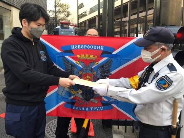 В Токио развернули флаг Новороссии В Токио развернули флаг Новороссии