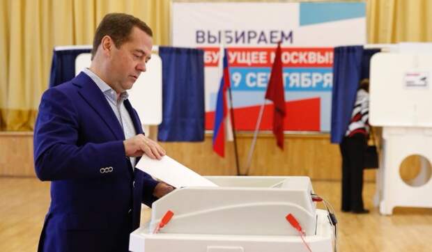Медведев поздравил избранных на высокие посты единороссов