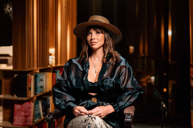 Блогерше Полине Дибровой пришлось подоить корову на съемках реалити-шоу