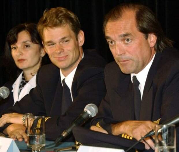Пилоты Пише (справа) и Ягер (слева) на пресс-конференции в 2001 году