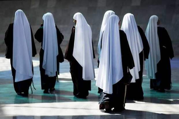 В Европе монахини участвуют в странном флешмобе для борьбы с COVID-19 (ВИДЕО) | Русская весна