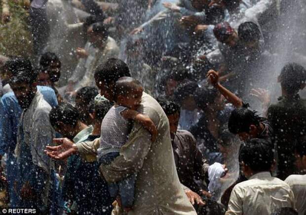 В Пакистане от аномальной жары погибло более 60 человек аномальная жара, в мире, жара, новости, пакистан, погода, происшествия, фото