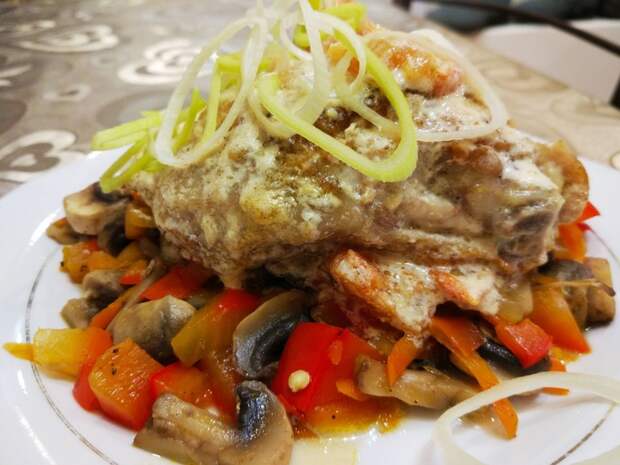 Нежные куриные бёдрышки по-тоскански на овощной подушке (Creamy Tuscan Chicken). Еда, Рецепт, Фоторецепт, Рецепт вкуса, Рецепты тралекс, Кухня, Ужин, Обед, Длиннопост
