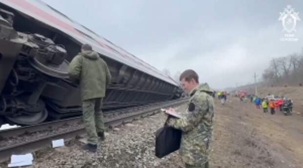 Следователи продолжают работу на месте железнодорожной аварии в Ульяновской области