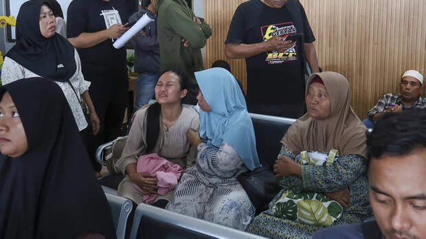 Из-за крушения парома у берегов Бали десятки людей пропали без вести