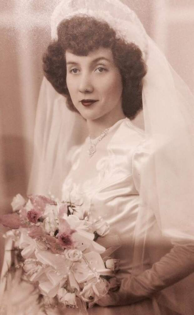 Пользователи сети делятся свадебными снимками своих бабушек. Их утонченные образы стоит взять на заметку