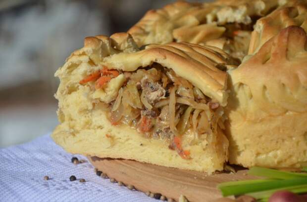 Вкусный пирог с сайрой и капустой