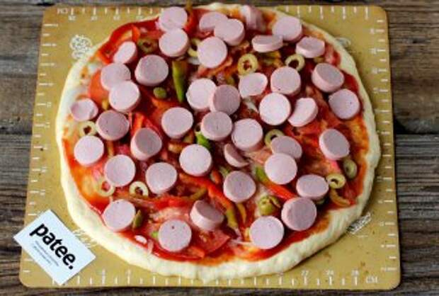 Пицца со сладким перцем, сосисками и оливками - приготовление