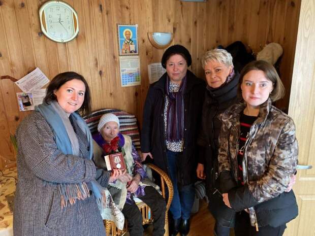 Руководители района поздравили жительницу Северного с 90-летием