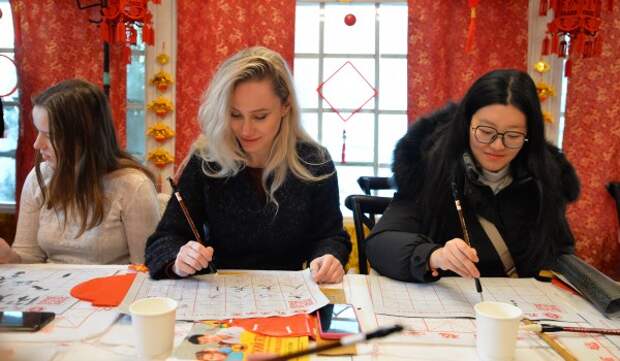 Мастер-классы китайских ремесел проходят на Манежной площади