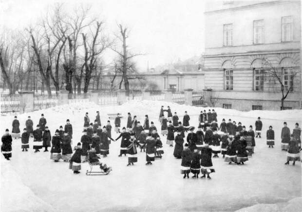 На катке. Фото 1889 года. На катке. Фото 1889 года.