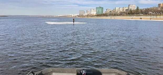 В Самаре возле ЦСК ВВС юношу на льдине унесло от берега