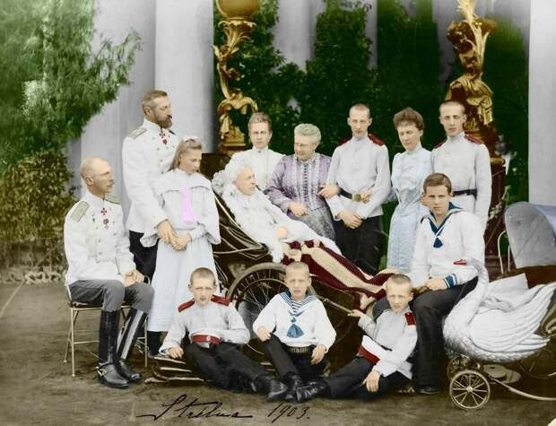 Великая княгиня Александра Иосифовна (в коляске) с взрослыми детьми и внуками. Фото из открытых источников.
