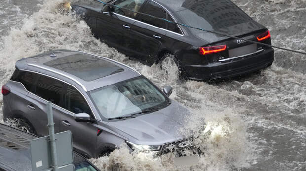 Весенняя угроза: на Урале взрывают лед, в Подмосковье готовятся к паводкам