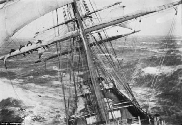 1920 год. Британское грузовое судно "Гартснейд" попало в шторм в Атлантике. Моряки отчаянно пытаются закрепить на мачте сорвавшийся парус буря, корабли, море, океан, стихия, суда, фото, шторм