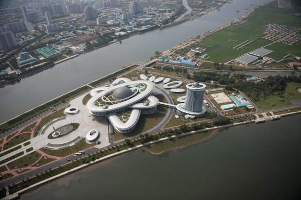 Открытый в 2015 году научный центр был построен в форме атома. В состав центра также входит музей Арам Пан, Пхеньян, видео, красота, редкие кадры, с высоты, фотограф