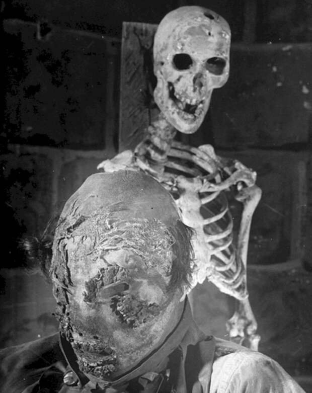 Постановочный снимок сделан во французском театре ужасов Гран-Гиньоль, работавшем с 1897 по 1962 годы.