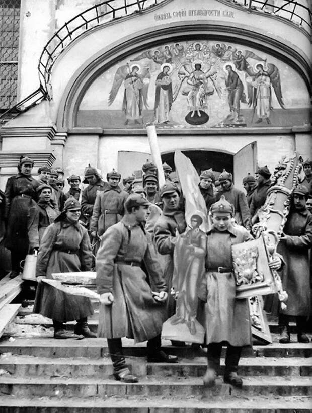 На данном изображении может находиться: 4 человека, на улице
