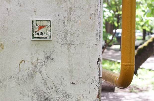 Бабка-кот — это дух, который живет возле подвалов домов. Он покровительствует домашнему уюту и может принимать два обличия — бабки, которая кормит кота, или кота, которого кормит бабка. Бабке-коту необходимо преподносить еду, оставляя ее рядом с подвалом или подъездом.