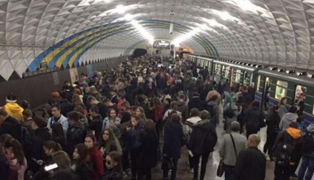 Картинки по запросу "метро харькова люди"