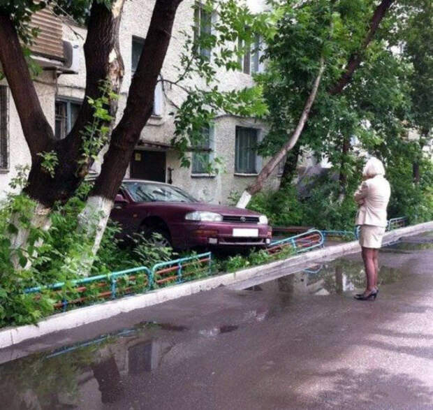 «Дорогой, только не смотри в окно!»