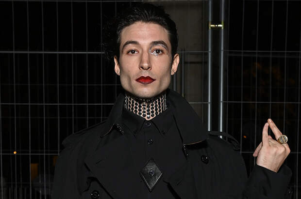 Эзру Миллера обвинили в похищении матери с тремя детьми. Он помог им сбежать от домашнего насилия