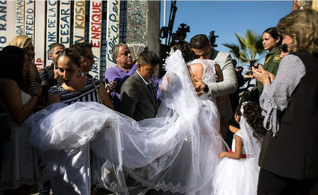 Свадьба на границе Мексики и США.