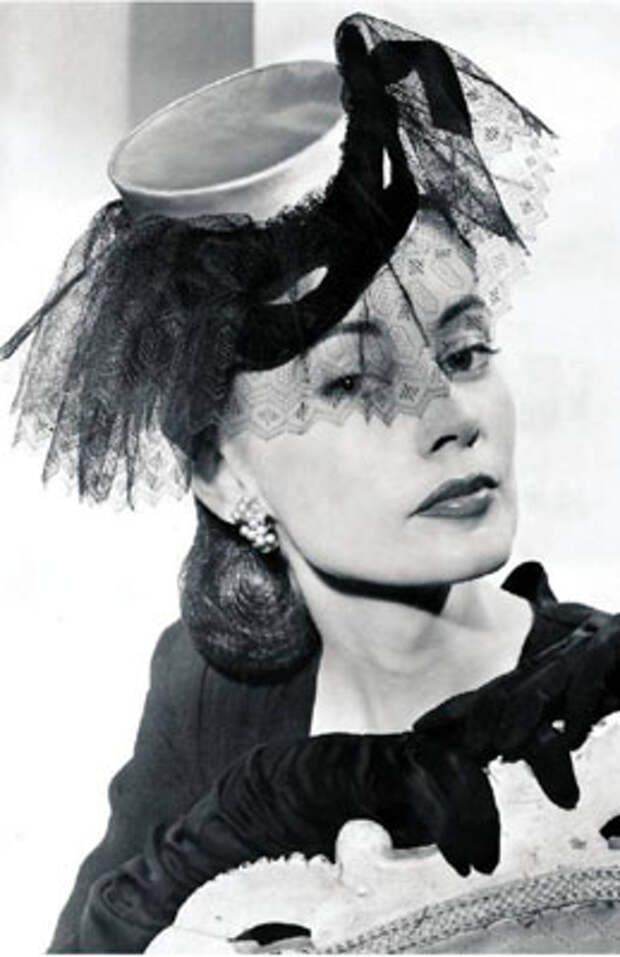 Дама в шляпке-таблетке, 1943 год