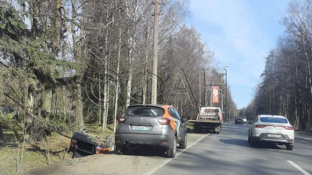 Автомобиль каршеринга опрокинулся в кювет после ДТП с водовозом на Приморском шоссе
