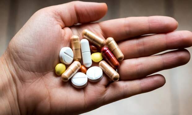 Треть российских врачей высказалась против назначения БАДов пациентам