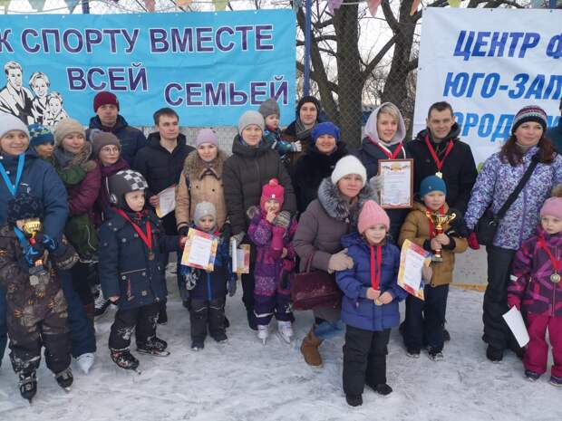 На изображении может находиться: 23 человека, люди улыбаются, люди стоят и на улице