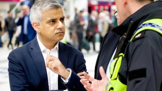 В Лондоне беременная случайно нашла сумку с оружием полиции у дома мэра