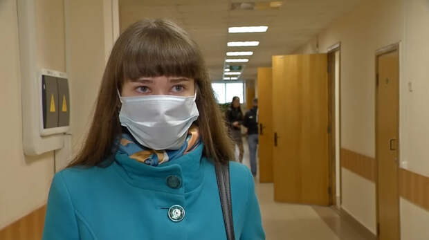 В январе 2020 года 14-летняя Екатерина Плаксина из Старого Оскола пожаловалась на боли в животе. Родители отвезли ее в горбольницу № 1, где хирург предположил «перекрут яичника» и отправил девочку в горбольницу № 2. Там гинеколог Елена Дроботенко, принявшая ребенка, отказалась делать УЗИ, якобы утверждая, что боли могут быть вызваны жирной пищей и конфетами. Гинеколог Елена Дроботенко Пациентку вернули в горбольницу № 1, где ей все же провели УЗИ и госпитализировали с диагнозом «гастроэнтерит средней степени тяжести неуточненной этиологии».