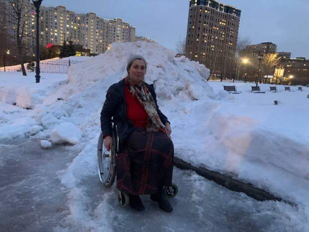 Корреспондент «ЮВК» проверила возможности инвалидной коляски даже около площадки для складирования снега. Фото: Татьяна Чижова
