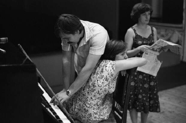Репетиция спектакля. СССР, клуб Строителей, Новокузнецк, 8 августа 1982 года. Репетиция спектакля. СССР, клуб Строителей, Новокузнецк, 8 августа 1982 года.