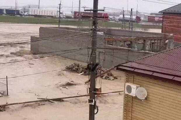 Мэрия Махачкалы: вода покинула основные транспортные магистрали города