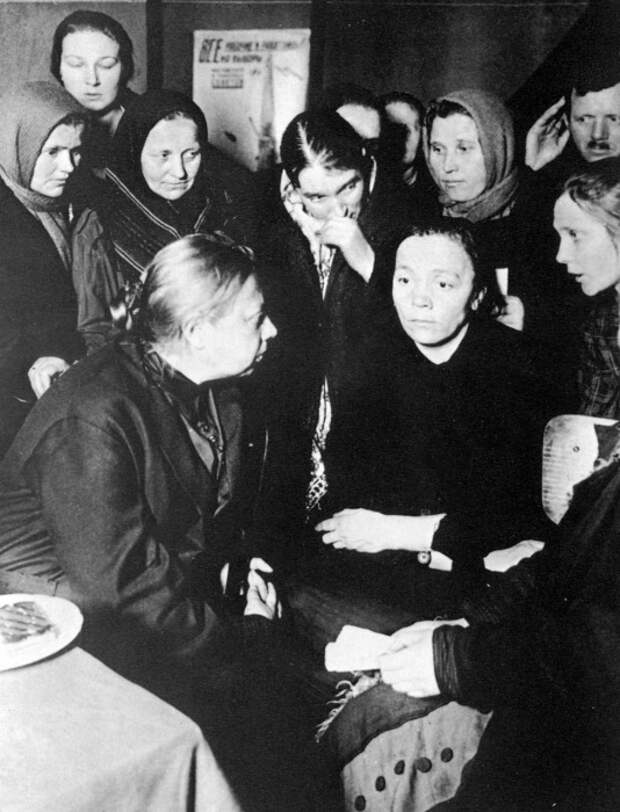 Крупская Надежда Константиновна с работницами из района Замоскворечье, 1928 год.