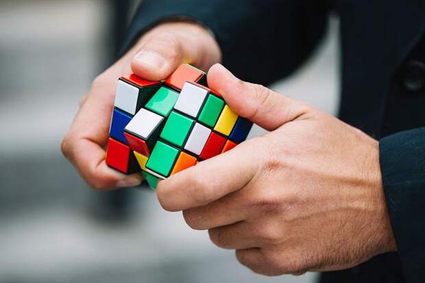 Создателю кубика Рубика понадобился месяц, чтобы собрать кубик после того, как он его создал.