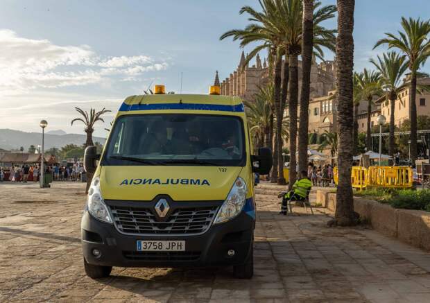 Туриста ударили ножом в живот и бросили истекать кровью на популярном острове Европы