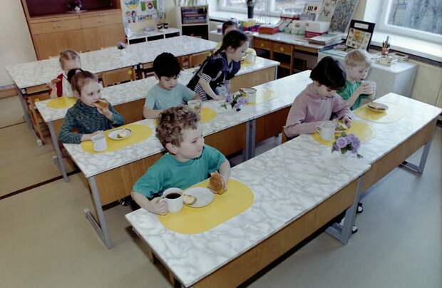 Путин поручил продлить работу яслей и детсадов