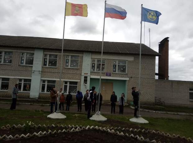 Учебная неделя в школах Бологовского района началась с поднятия Государственного флага РФ