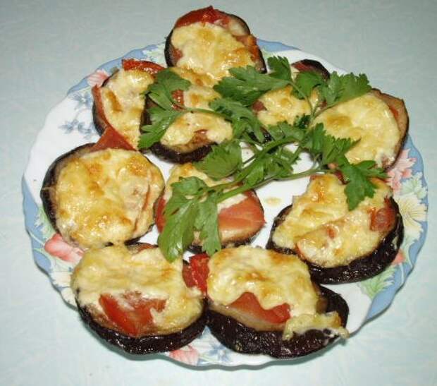 Баклажаны рулетики с сыром и чесноком и помидорами на сковороде с фото