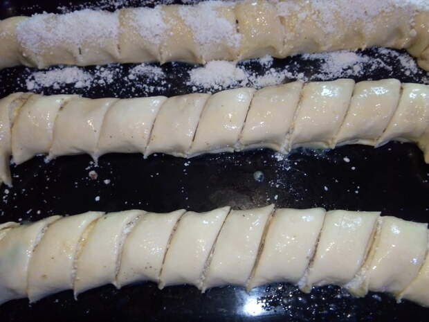 Скатываем рулетики и нарезаем на кусочки