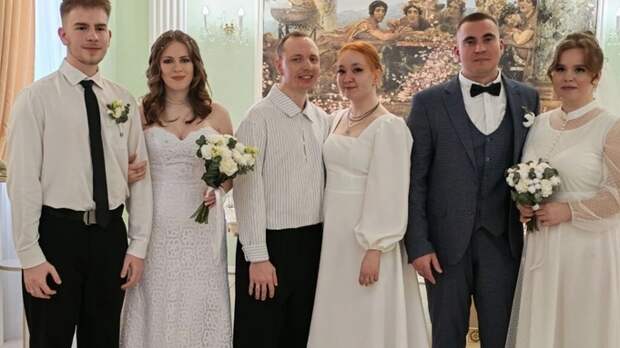 В Барнауле три пары молодоженов одновременно заключили брак накануне Красной горки