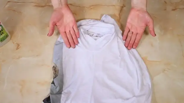 Как быстро вывести желтые пятна от пота на светлых вещах