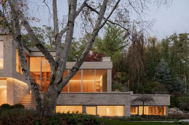 Семейный дом с многоуровневыми пространствами в Канаде